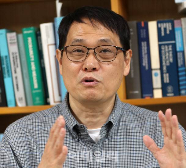 전영준 한양대 경제금융학부 교수(전 한국재정학회장)가 서울 한양대 연구실에서 이데일리와 인터뷰를 하고 있다.(사진=김태형 기자)