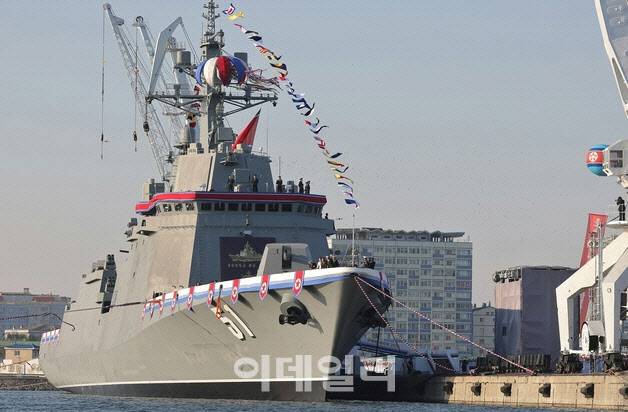북한의 5000톤급 신형구축함[노동신문=뉴스1]