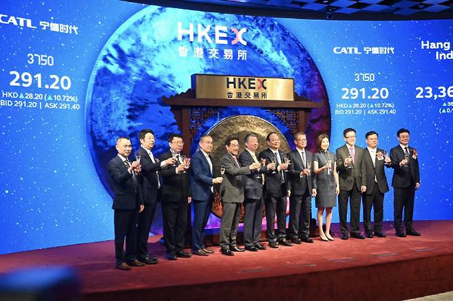 지난 20일 홍콩 증권거래소에서 CATL 관계자들이 상장 기념식에 참석하고 있다. (사진=AFP)