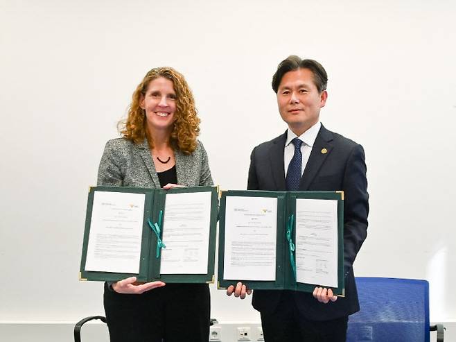 이준형 경찰청 국제협력관(오른쪽)과 캔디스 웰치 유엔 마약범죄사무소 정책분석홍보국장(왼쪽)이 지난 21일 오스트리아 빈 비엔나 UN본부에서 상호 협력을 위한 업무협약을 체결하고 기념사진을 촬영하고 있다. (사진=경찰청 제공)