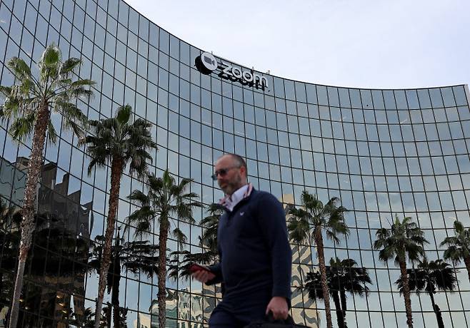 미국 캘리포니아주 새너제이에 있는 줌(Zoom) 본사 건물 외벽에 표지판이 보인다.(사진=로이터)