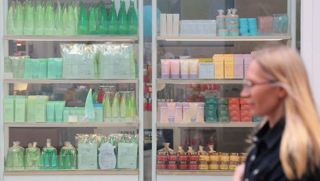 서울 중구 명동의 한 화장품 가게 모습. (사진=연합뉴스)