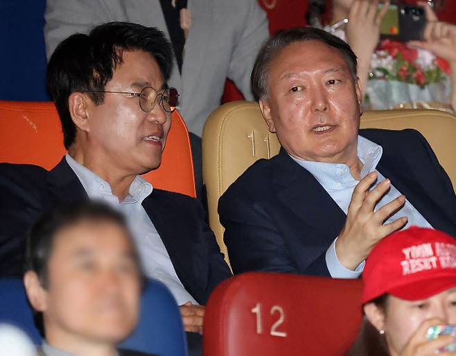 12.3 비상계엄으로 파면된 윤석열 전 대통령이 21일 서울 메가박스 동대문에서 영화 ‘부정선거, 신의 작품인가’ 관람을 마친 뒤 영화를 제작한 이영돈 PD와 대화하고 있다. (사진=연합뉴스)