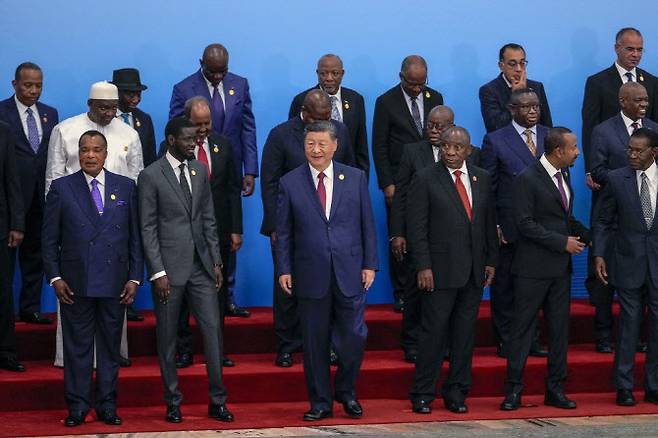 시진핑(가운데) 중국 국가주석이 지난해 9월 5일 베이징 인민대회당에서 열린 중국·아프리카 협력포럼 정상회의에 참석해 기념촬영하고 있다. (사진=AFP)