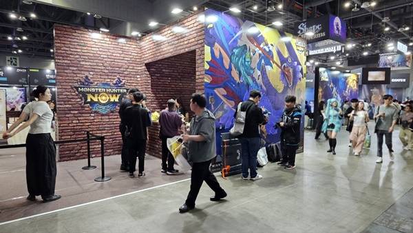 - 2025 플레이엑스포에 마련된 몬스터 헌터 나우 부스