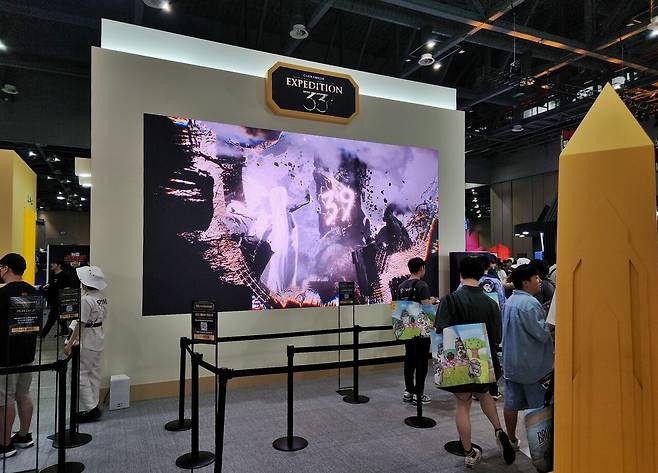 - 부스 중앙에는&nbsp;클레르 옵스퀴르: 33 원정대 관련 영상이 재생된다