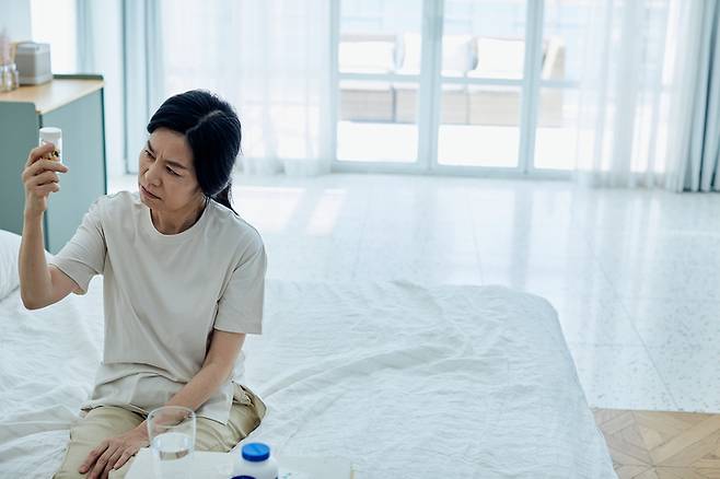 선물로 받은 영양제를 무작정 먹기 보다, 먼저 안전한 섭취를 위해 원료명과 복용법 등을 꼭 확인해야 한다. [사진= 게티이미지뱅크]