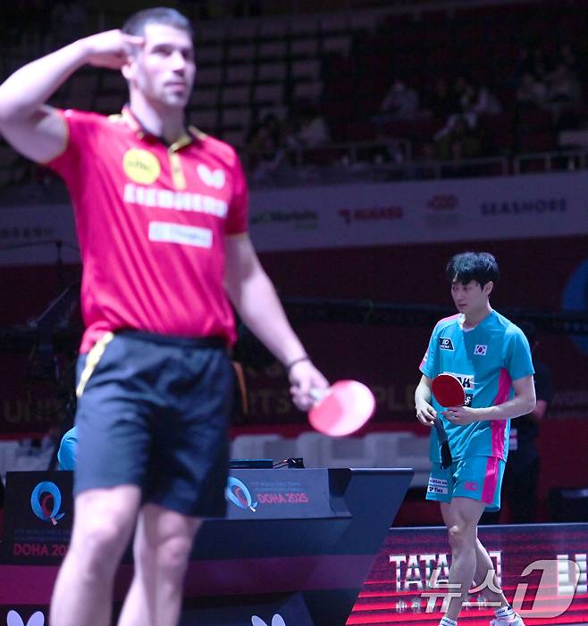 조대성이 21일 카타르 도하 루사일 아레나에서 열린 2025 국제탁구연맹(ITTF) 세계선수권대회 남자단식 32강 독일 파트리크 프란치스카와 경기 패배 후 아쉬워하고 있다. 2025.5.21/뉴스1 ⓒ News1 사진공동취재단