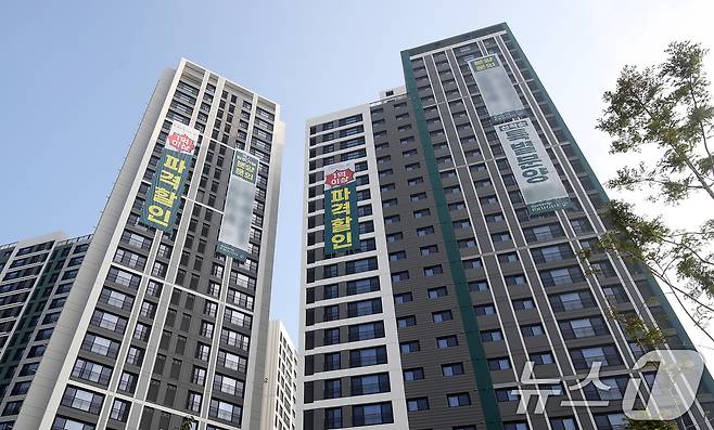 대구 한 아파트에 '1억 이상 파격 할인' 현수막이 걸려 있다. /뉴스1 ⓒ News1 공정식 기자