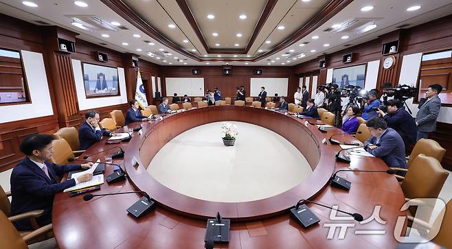 김범석 기획재정부 장관 직무대행 1차관이 21일 오전 서울 종로구 정부서울청사에서 열린 경제관계장관회의 겸 산업경쟁력강화 관계장관회의에서 모두발언을 하고 있다. 2025.5.21/뉴스1 ⓒ News1 김성진 기자