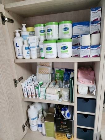 희귀 난치성 질환 '층판상 어린선'을 앓고 있는 수현이(가명)의 어머니 유 모 씨는 크림과 붕대 등을 보관하는 사진 속 선반을 '생명과 같은 저장소'라고 표현했다. 지난 2월 병원에 다녀와 현재는 물품이 많이 비어있는 상태라고 한다.(유 씨 제공)