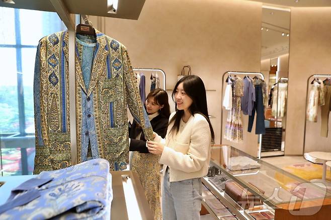 롯데백화점이 잠실 에비뉴엘 3층에 이탈리아 럭셔리 브랜드 ‘에트로(ETRO)’의 신규 매장을 오픈했다. (롯데쇼핑 제공. 재판매 및 DB 금지) 2025.5.1/뉴스1