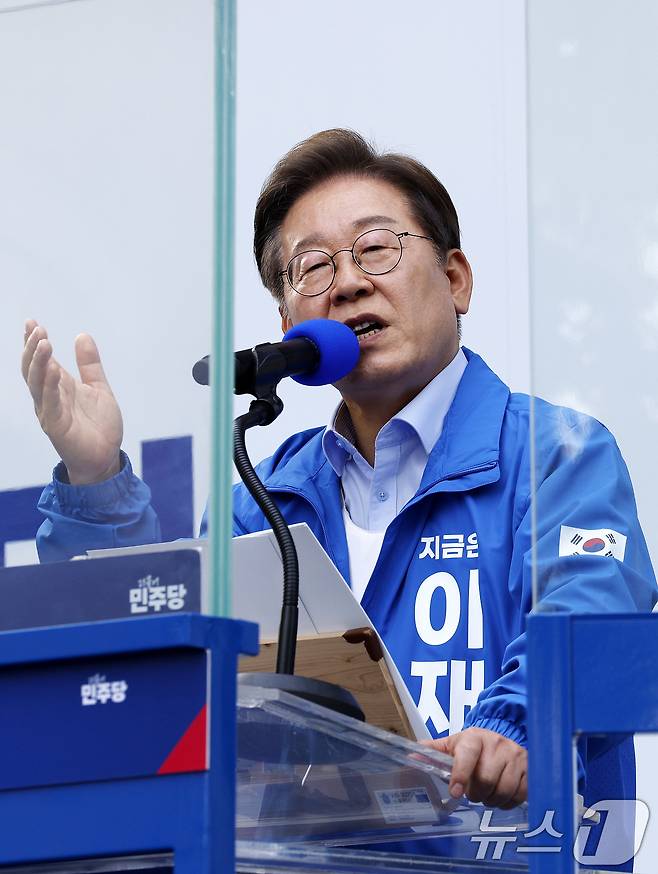 이재명 더불어민주당 대통령 후보가 사흘째 수도권 표심잡기에 나선 21일 오후 인천 서구 롯데마트 청라점 앞을 찾아 지지를 호소하고 있다. 2025.5.21/뉴스1 ⓒ News1 안은나 기자