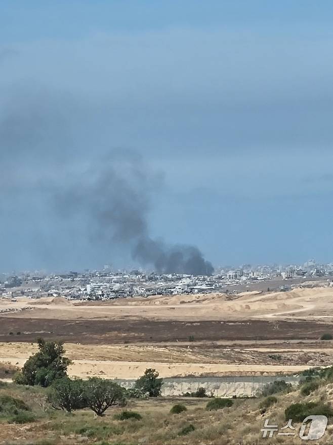 20일(현지시간) 가자지구 북쪽과 인접한 이스라엘 남부 기바트 코비 전망대에서 바라본  가자지구 철책 너머로 로켓 공격에 의한 검은 연기가 피어오른 모습.  ⓒ News1 (스데로트=뉴스1) 김예슬 기자