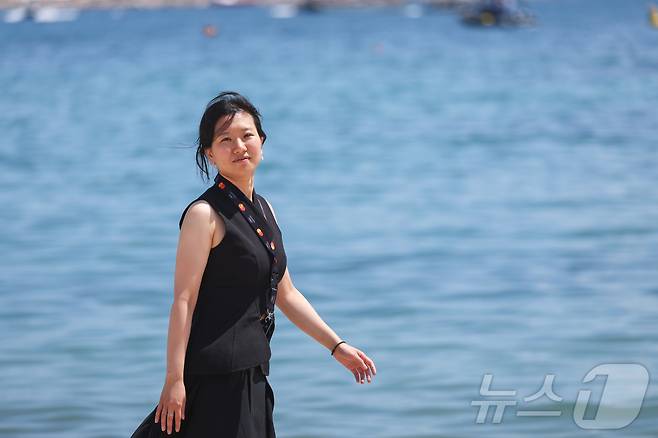 제78회 칸 국제영화제가 열리고 있는 프랑스 남부 소도시 칸(Cannes) 크루아제트 해변에서 ‘라 시네프’ 섹션에 초청받은 단편영화 ‘첫여름’의 허가영 감독(한국영화아카데미(KAFA))이 뉴스1과 인터뷰를 하고 있다. 2025.5.21/뉴스1 ⓒ News1 이준성 기자