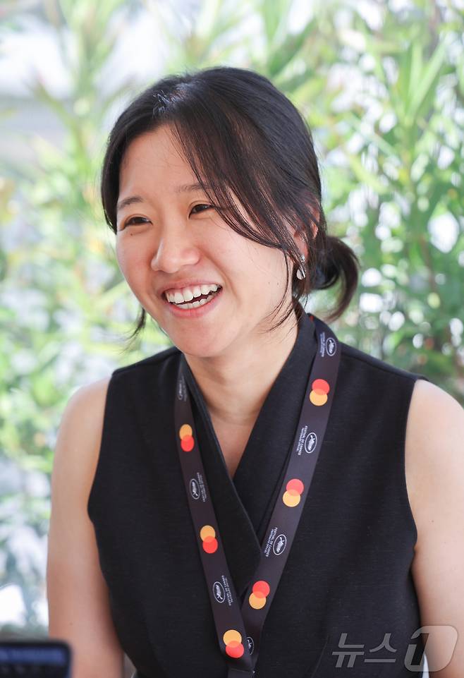 제78회 칸 국제영화제가 열리고 있는 프랑스 남부 소도시 칸(Cannes) 크루아제트 해변에서 ‘라 시네프’ 섹션에 초청받은 단편영화 ‘첫여름’의 허가영 감독(한국영화아카데미(KAFA))이 뉴스1과 인터뷰를 하고 있다. 2025.5.21/뉴스1 ⓒ News1 이준성 기자