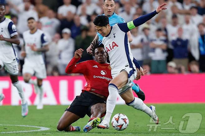 토트넘의 손흥민이 21일(현지시간) 스페인 빌바오의 산 마메스 경기장에서 열린 UEFA 유로파 리그(UEL) 결승서 맨체스터 유나이티드(맨유)의 파트리크 도르구와 볼을 다투고 있다. 2025.05.22 ⓒ AFP=뉴스1 ⓒ News1 우동명 기자