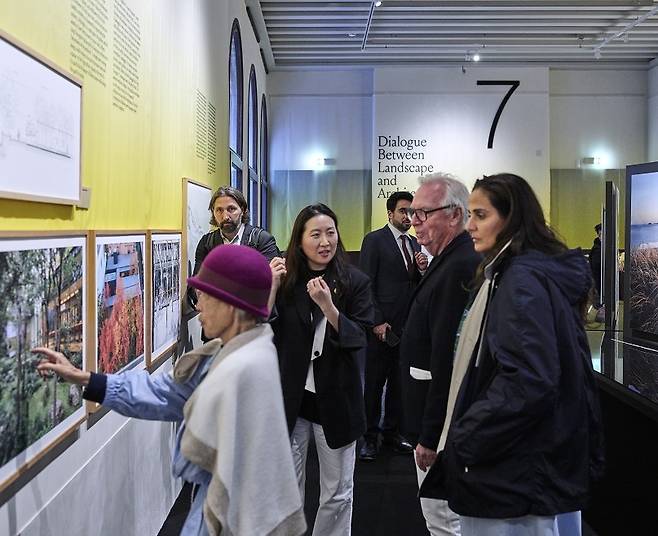 '이 땅에 숨 쉬는 모든 것을 위하여_정영선과 협업자들' 개막식 전경_ 왼쪽부터 조경가 정영선, 이지회 학예연구사, 건축가 데이비드 치퍼필드. (국립현대미술관 제공)