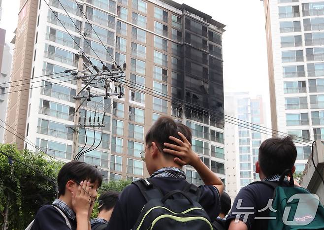 20일 오후 서울 강남구 역삼동 현대아이파크 아파트 10층에서 불이 나 소방대원들이 화재 진화를 하고 있다. 경찰과 소방에 따르면 이번 화재로 주민 등 9명이 연기를 흡입했고, 이 중 2명이 인근 병원으로 옮겨졌다. 2024.6.20/뉴스1 ⓒ News1 신웅수 기자