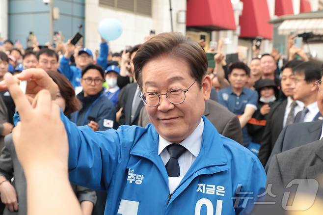 이재명 더불어민주당 대통령 후보가 대표적 험지인 대구·경북(TK) 지역 유세에 돌입한 13일 오후 울산 남구 롯데백화점 광장에서 유세 전 시민들에게 인사를 나누고 있다. 2025.5.13/뉴스1 ⓒ News1 김세은 기자