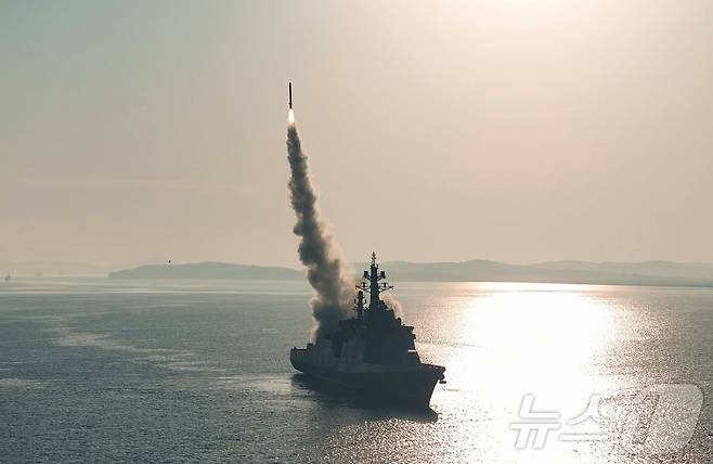 (평양 노동신문=뉴스1) = 북한의 신형 구축함 '최현'호에서 순항미사일이 발사되는 모습. [국내에서만 사용가능. 재배포 금지. DB 금지. For Use Only in the Republic of Korea. Redistribution Prohibited] rodongphoto@news1.kr