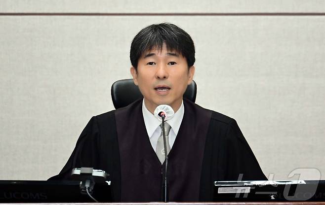 지귀연 부장판사가 지난달 21일 오전 서울 서초구 서울중앙지법 417호 법정에서 열린 윤석열 전 대통령의 내란 우두머리 혐의 재판을 하기 전 언론 공개에 대한 발언을 하고 있다./뉴스1 ⓒ News1 사진공동취재단