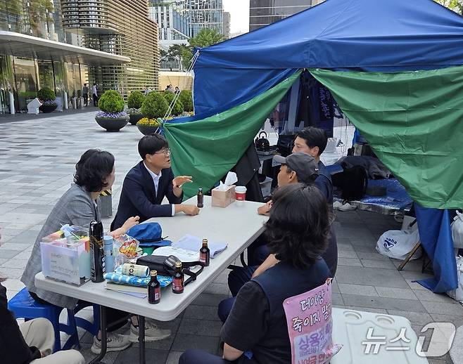 22일 변광용 거제시장이 서울 중구 한화빌딩 앞 거통고조선하청지회 고공 농성장을 찾아 노조 관계자들과 대화를 나누고 있다.(거제시 제공. 재판매 및 DB금지)