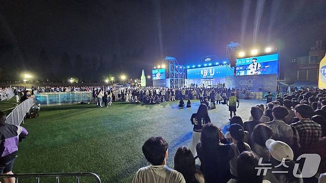 21일 전북대학교 대운동장에 설치된 학부생 전용 구역인 '전대인존'에서 학생들이 대동제 연예인 무대를 관람하고 있다.