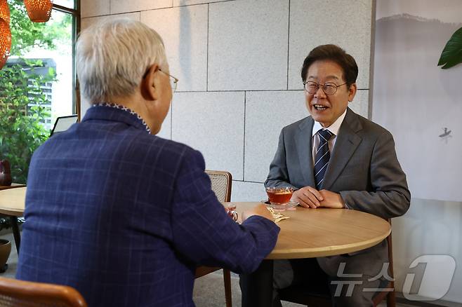 이재명 더불어민주당 대통령 후보가 22일 경남 양산시 소소서원에서 송기인 신부와 차담을 하고 있다. (공동취재) 2025.5.22/뉴스1 ⓒ News1 이재명 기자