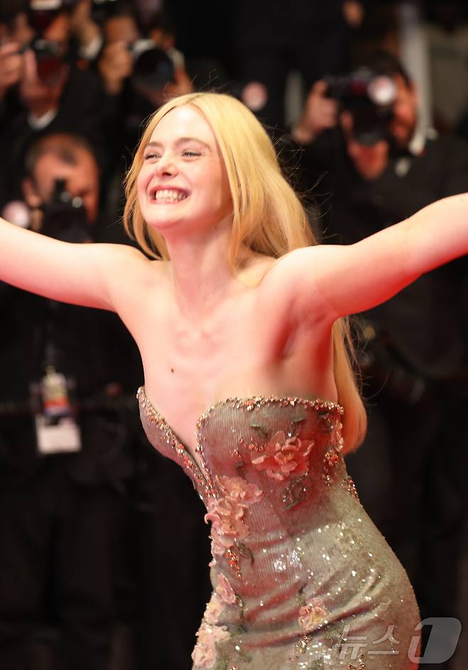 21일(현지시간) 프랑스 남부 소도시 칸(Cannes) 팔레 데 페스티발(Palais des Festival) 뤼미에르 대극장에서 열린 ‘제78회 칸 국제영화제’ 경쟁부문 진출작 영화 ‘센티멘털 밸류(감독 요아킴 트리에르)’ 월드 프리미어 시사회에 주연 배우 엘 패닝이 레드 카펫에 오르고 있다. 2025.5.22/뉴스1 ⓒ News1 이준성 기자