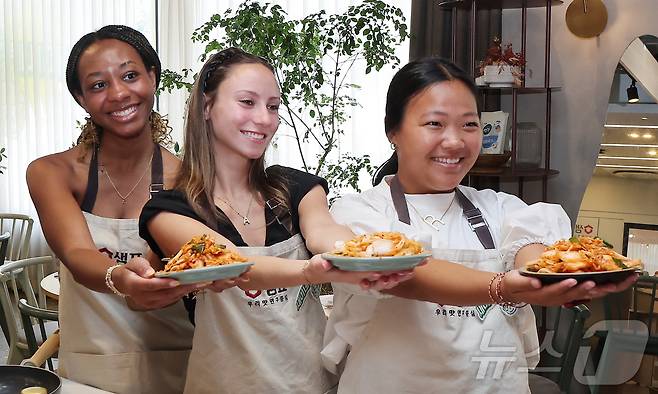 22일 서울 중구 샘표 우리맛공간에서 열린 한식체험 쿠킹클래스에서 미국 조지아대 학생들이 직접 만든 겉절이를 취재진 카메라에 보여주고 있다. 2025.5.22/뉴스1 ⓒ News1 김진환 기자