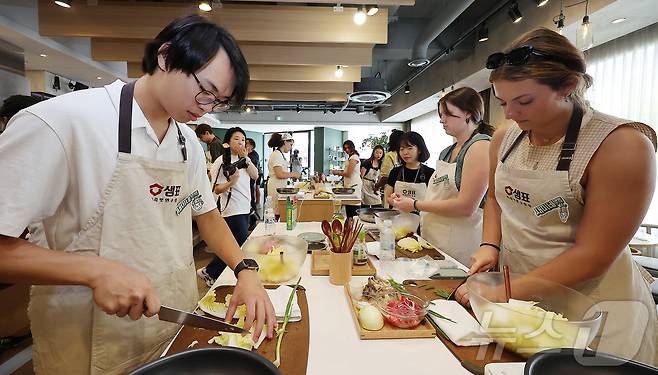 22일 서울 중구 샘표 우리맛공간에서 열린 한식체험 쿠킹클래스에서 미국 조지아대 학생들이 한식 만들기 체험 행사에 참여하고 있다. 2025.5.22/뉴스1 ⓒ News1 김진환 기자