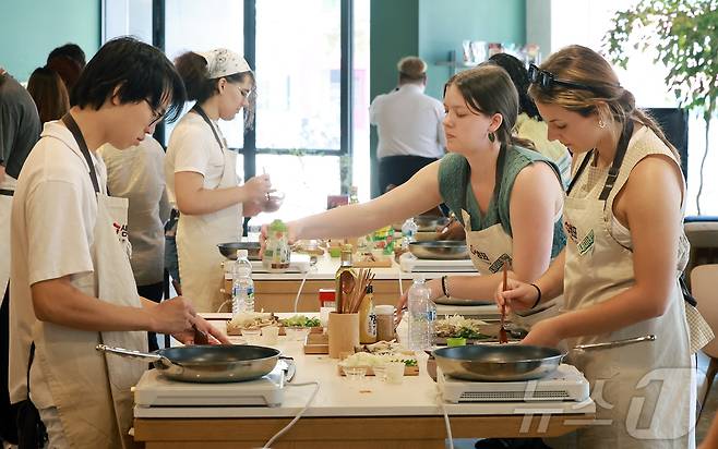 22일 서울 중구 샘표 우리맛공간에서 열린 한식체험 쿠킹클래스에서 미국 조지아대 학생들이 한식 만들기 체험 행사에 참여하고 있다. 2025.5.22/뉴스1 ⓒ News1 김진환 기자