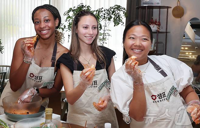 22일 서울 중구 샘표 우리맛공간에서 열린 한식체험 쿠킹클래스에서 미국 조지아대 학생들이 직접 만든 겉절이를 들며 포즈를 취하고 있다. 2025.5.22/뉴스1 ⓒ News1 김진환 기자