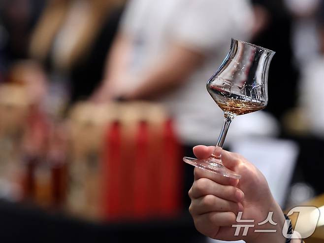 22일 오후 서울 강남구 GS타워에서 열린 GS리테일 주류 박람회 '그랜드 테이스팅' 행사에서 관람객이 시음을 하고 있다. 2025.5.22/뉴스1 ⓒ News1 황기선 기자