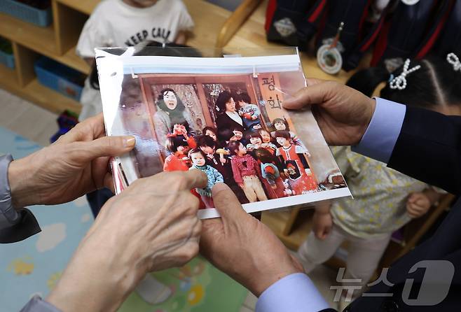 김문수 국민의힘 대통령 후보와 설난영 여사가 22일 경기 광명시의 한 어린이집에서 딸 김동주 씨의 사진을 보고 있다. (공동취재) 2025.5.22/뉴스1 ⓒ News1 이광호 기자