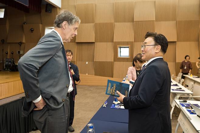 한국과학기술원(KAIST)과 미국 민간 싱크탱크 '정보기술혁신재단'(ITIF)은 22일 대전 유성구 KAIST 본원에서 국가전략기술 혁신포럼을 열었다. 로버트 앳키슨 ITIF 회장(왼쪽)과 유상임 과학기술정보통신부 장관이 인사하는 모습.(과기정통부 제공)