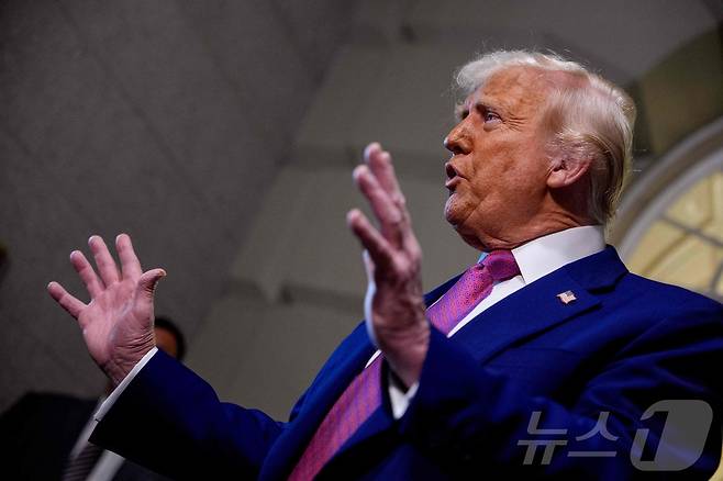 도널드 트럼프 미국 대통령이 20일(현지시간) 워싱턴 의사당에서 열린 하원 공화당 의원총회에 참석한 뒤 취재진을 만나 "메가 법안이 법안이 통과되면 지금까지 경험하지 못하는 세금 감면을 받게 될 것"이라고 밝히고 있다. 2025.05.21 ⓒ AFP=뉴스1 ⓒ News1 우동명 기자