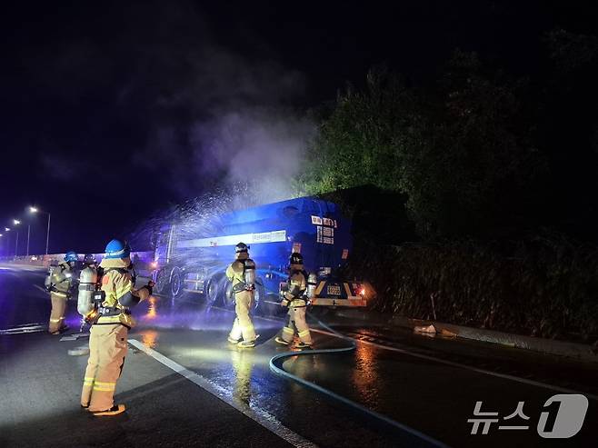 탱크 파손으로 누출된 염산을 방제하고 있는 소방대원들.(공주소방서 제공. 재판매 및 DB금지)