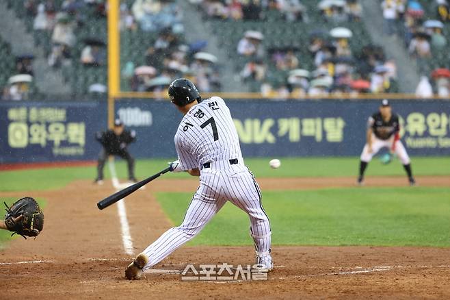 LG 이영빈이 17일 서울 잠실구장에서 열린 2025 KBO리그 정규시즌 KT와 더블헤더 1차전서 안타를 치고 있다. 사진 | LG 트윈스