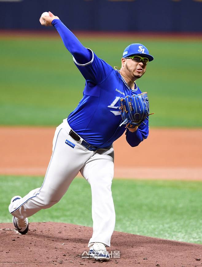 삼성 후라도가 21일 고척스카이돔에서 열린 2025 KBO리그 키움과 경기에 선발 등판해 힘차게 공을 던지고 있다. 고척 | 박진업 기자 upandup@sportsseoul.com