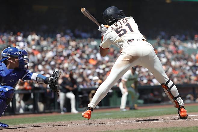 몸쪽으로 오는 공을 피하는 이정후의 모습. 사진 | EPA 연합뉴스