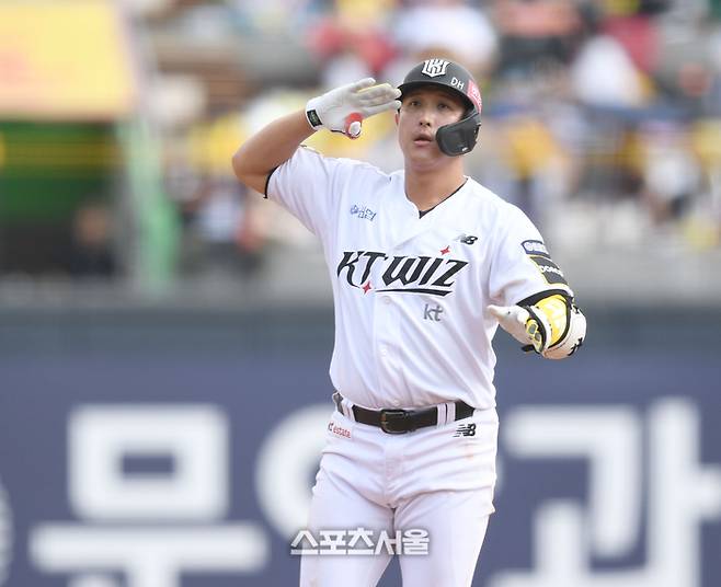 KT 황재균이 2루타를 친 뒤 세리머니를 하고 있다. 수원 | 최승섭기자 thunder@sportsseoul.com