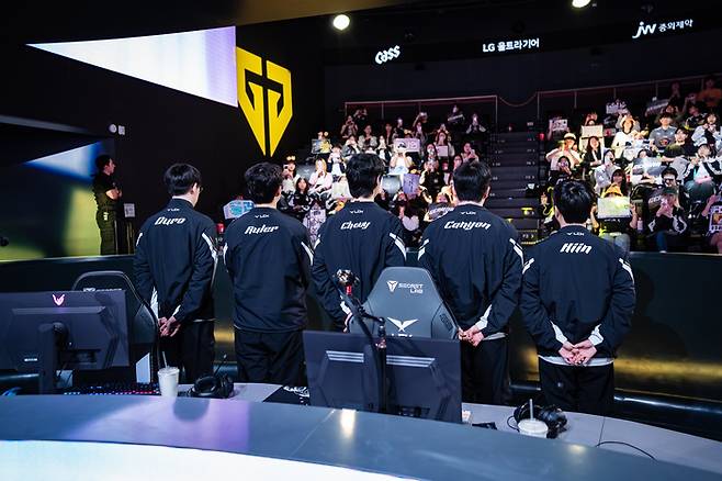 젠지가 서울 종로구 롤 파크에서 열린 2025 LCK 정규시즌에 앞서 관중들에게 인사하고 있다. 사진 | 라이엇 게임즈