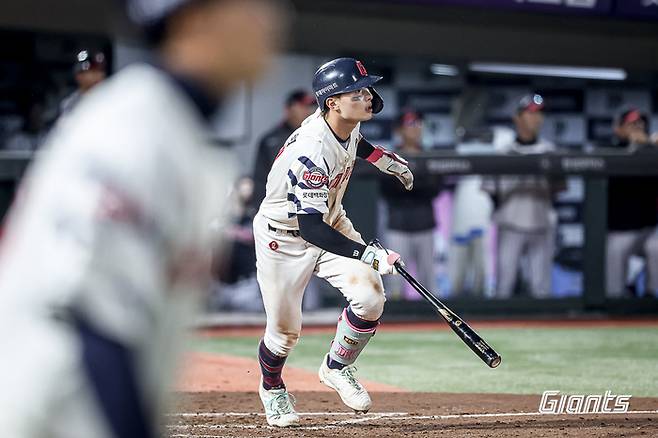 롯데 윤동희가 22일 부산 사직구장에서 열린 2025 KBO리그 정규시즌 LG전서 안타를 치고 있다. 사진 | 롯데 자이언츠