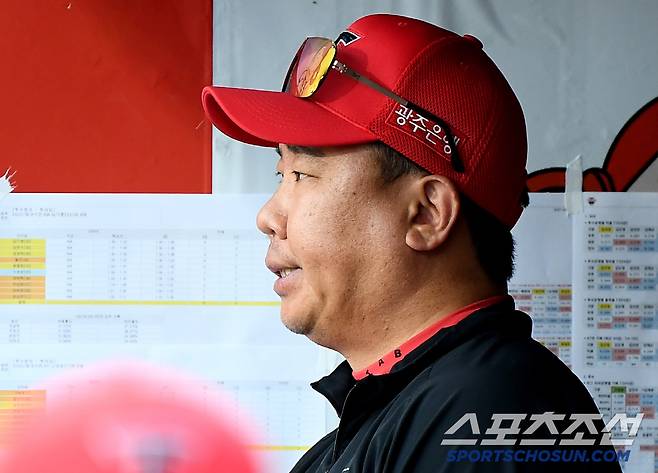 21일 수원 KT위즈파크에서 열린 KIA-KT전. 1회말 KIA가 우익수 최원준이 어이없는 실책을 범하자 이범호 감독이 곧바로 교체했다. 이범호 감독이 화난 표정으로 경기를 지켜보고 있다. 수원=정재근 기자 cjg@sportschosun.com/2025.5.21/
