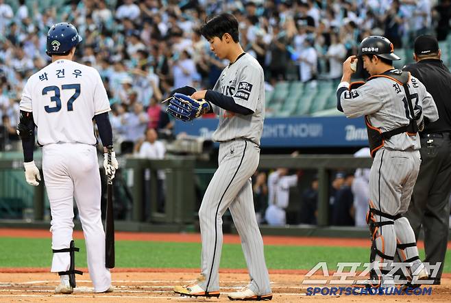 아쉽지만 선발 황준서는 4회를 마치지 못했다.