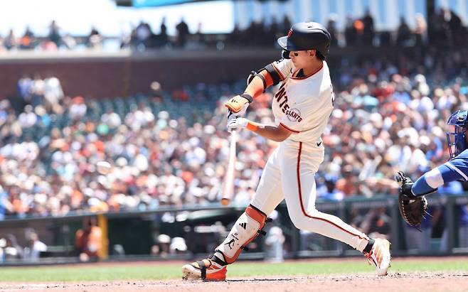 샌프란시스코 자이언츠 이정후가 22일(한국시각) 캔자스시티 로열스전에서 3회말 우측으로 2루타를 터뜨리고 있다. Imagn Images연합뉴스