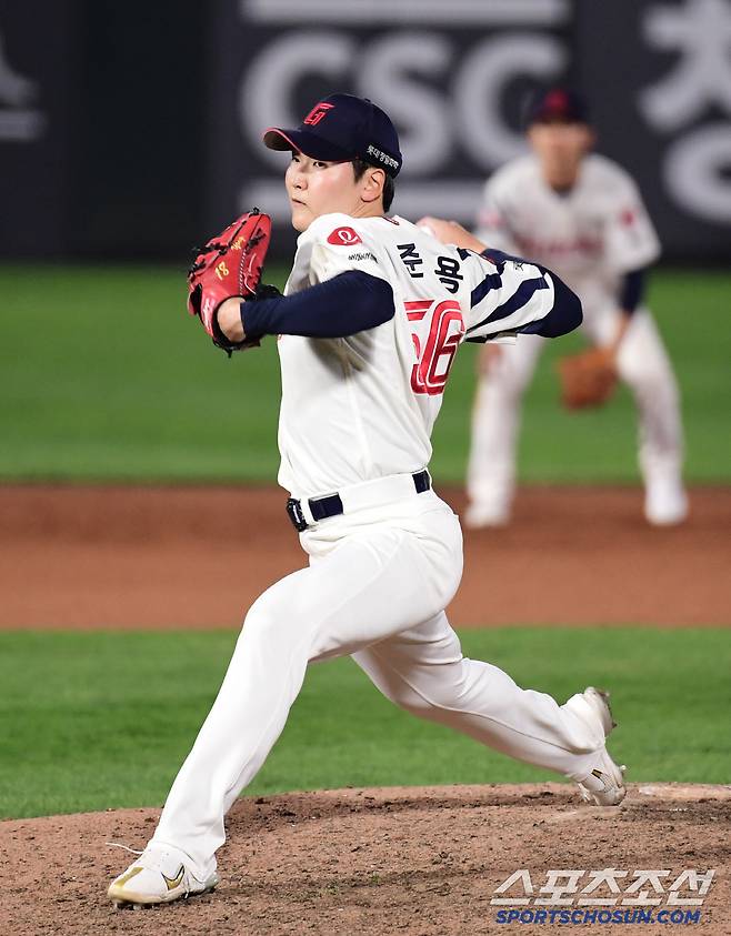 21일 부산 사직야구장에서 열린 KBO리그 롯데와 LG의 경기. 투구하고 있는 롯데 최준용. 부산=송정헌 기자songs@sportschosun.com/2025.05.21/