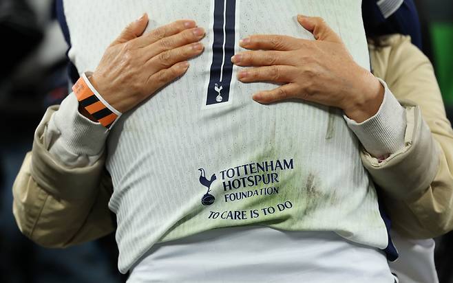 어머니와의 포옹. <저작권자(c) 연합뉴스, 무단 전재-재배포, AI 학습 및 활용 금지>